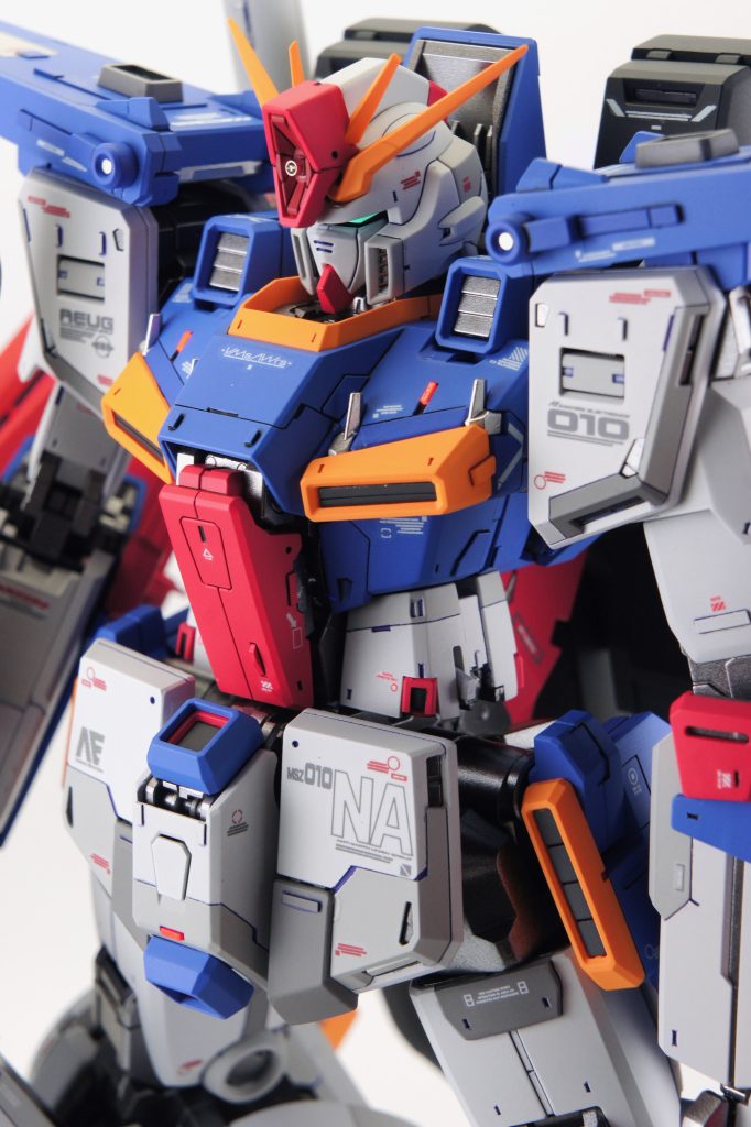 白系は3色で塗り分け、ブルーは2色、赤も2色で塗り分け。せっかくのMGなのに、膨大なマスキング作業は苦痛でしたが…頑張った甲斐がありました。ハイメガキャノンにはメタルパーツを取り付けてみました。