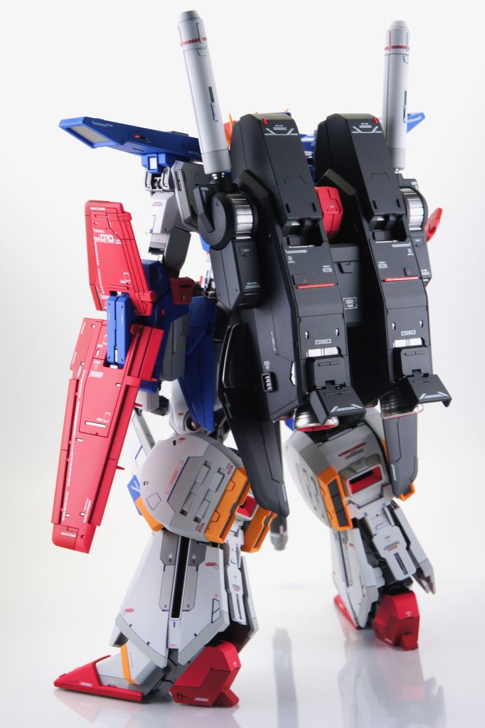 フレームパーツは全てメタリック塗装しています。外装パーツとトップコートの工程を分けないといけないので、本当に大変なのですが、やはり艶消しパーツから覗くメタリック質感はサイコーです。