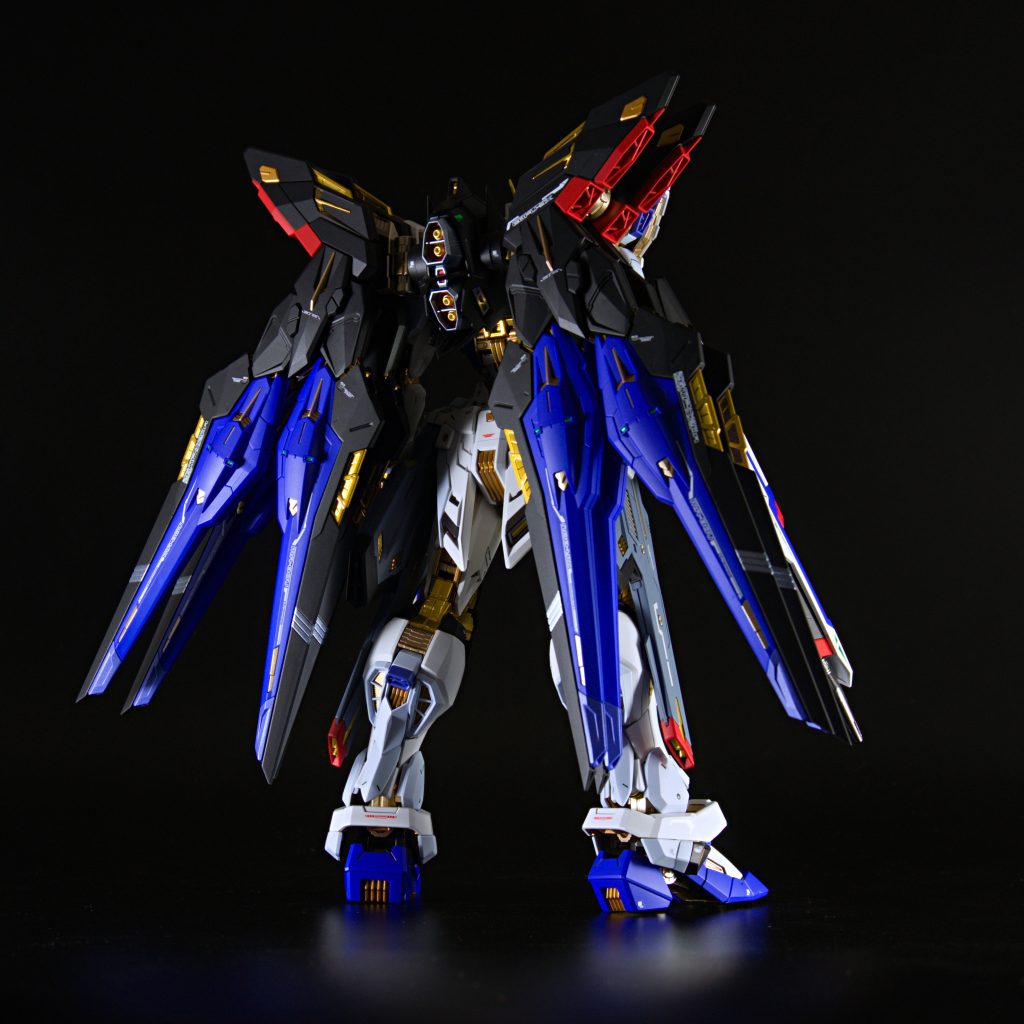 カラーリングはほぼ変更なしですが、外装のライトグレーはMETAL BUILDのSOUL BLUE Ver.を意識して水色系に振ってみました。青のパーツはコバルトバイオレット、赤はフレイムレッド、白はニュートラルホワイトという安心のNAZCAカラーでまとめてます。あとはちょこちょこっとデカールアレンジを加えました。