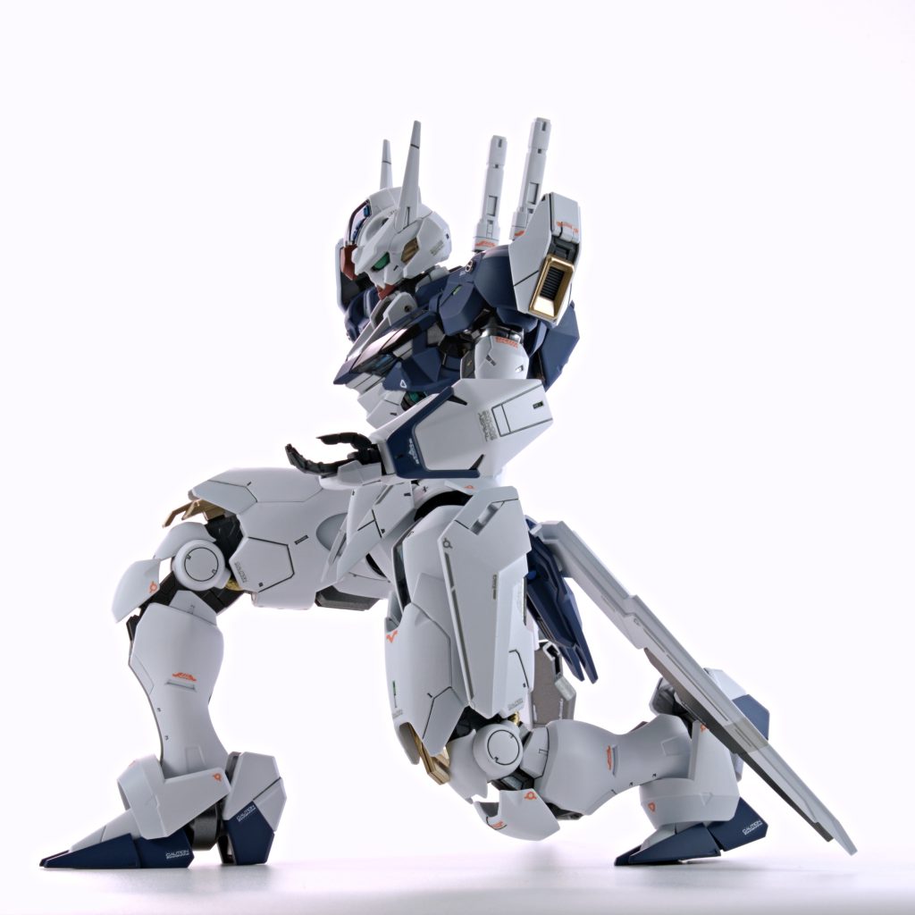 パーツ形状自体はほぼエアリアルのままですが、塗分けで改修型の造形に近くなるようマスキング塗装してます。外装のホワイトもニュートラルホワイトとスチールホワイトの2色使い。もうちょっとトーンに差を付けても良かったかも。