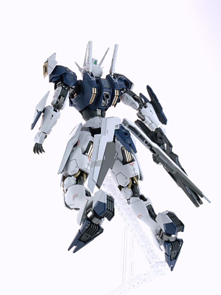 折角なので、パーメットスコア・シックスを再現するべく元のメッキを落とし、蛍光ブルーで塗装。さらに凹部分にエナメル黒を入れて、より劇中のイメージに近づけました。