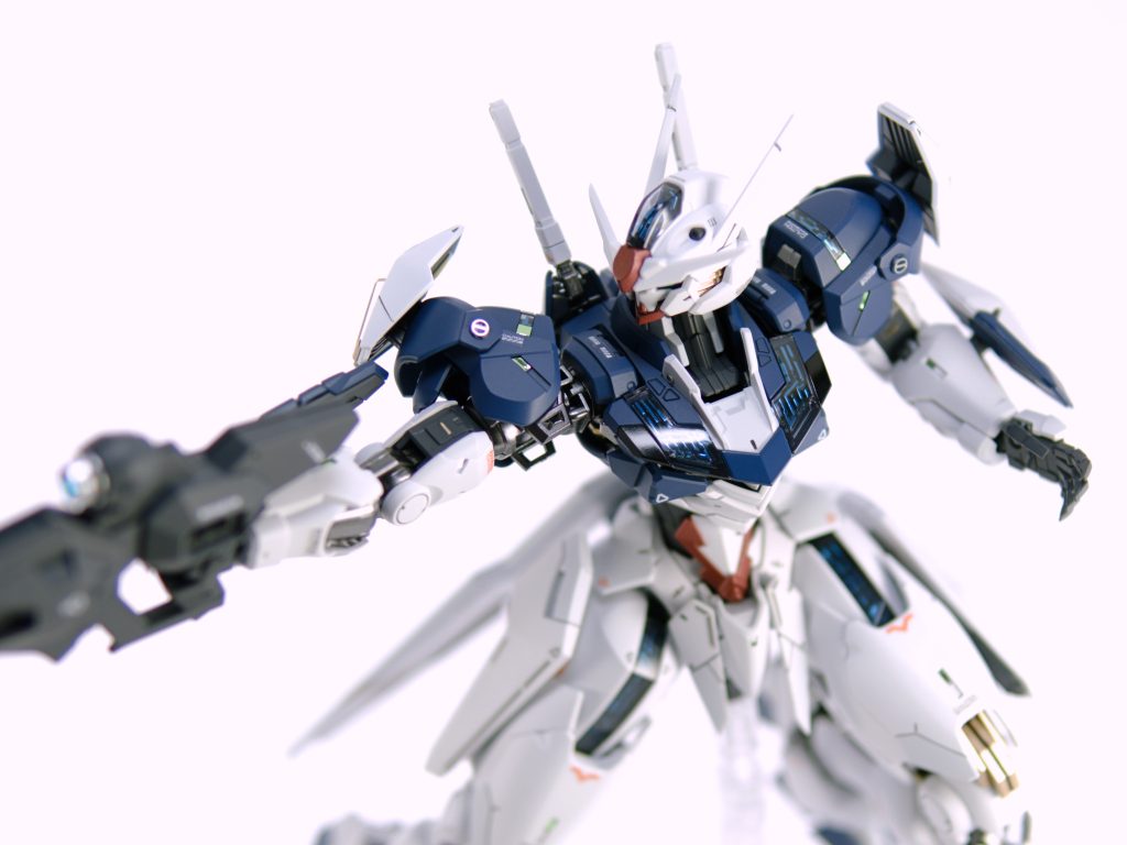 襟元と肩アーマーにはGLEPでプチディテールUP。あとワンポイントにグリーンのラピーテープを貼りました。■カラーレシピ ※(G)ガイアカラー (C)クレオス・関節:スターブライトアイアン(G)・外装ホワイト:ニュートラルホワイト(G)、スチールホワイト(G)・外装ダークブルー:マーズダークブルー(G)・外装レッド:GXメタルブラッディレッド(C)・外装イエロー:EXゴールド(G)・ビームライフル、マニピュレーター:メカサフスーパーヘビィ(G)・シェルユニット:蛍光ブルー(G)・トップコート:EXフラットクリアープレミアム(G)