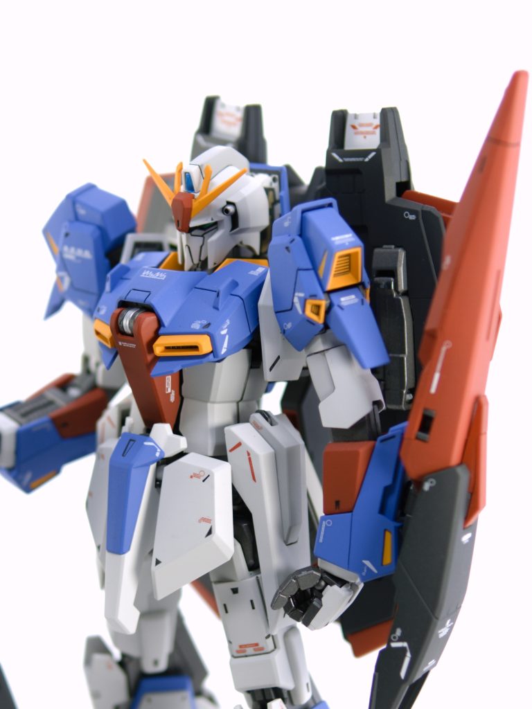 「Ver.Kaといえばデカールワーク！」ということで、Ver.Kaっぽいデカールを他キットから移植してます。このデカールが入るだけでなんとなくVer.Kaっぽく見えてしまうんだから凄いですね。カメラはSONY ZV-E10レンズはSIGMA 30mm f1.4 DC DN■カラーレシピ・フレーム：スターブライトアイアン、一部スターブライトシルバー・外装ホワイト：ニュートラルグレーI、一部ニュートラルグレーI＋II・外装ブルー：アイスコバルトブルー＋純色マゼンタ少々・外装レッド：RLM23レッド＋純色マゼンタ＋蛍光オレンジ少々・外装イエロー：RLM04イエロー＋蛍光オレンジ少々・ウイングバインダー：ミッドナイトブルー・ハイメガランチャー：メカサフスーパーヘビィ・ブルー、レッド、イエローの下地：サーフェイサーEVOパステルピンク