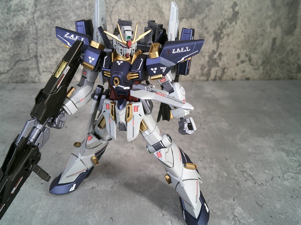 腰のアームはパーツ差し替え無しで可動可能にしています。