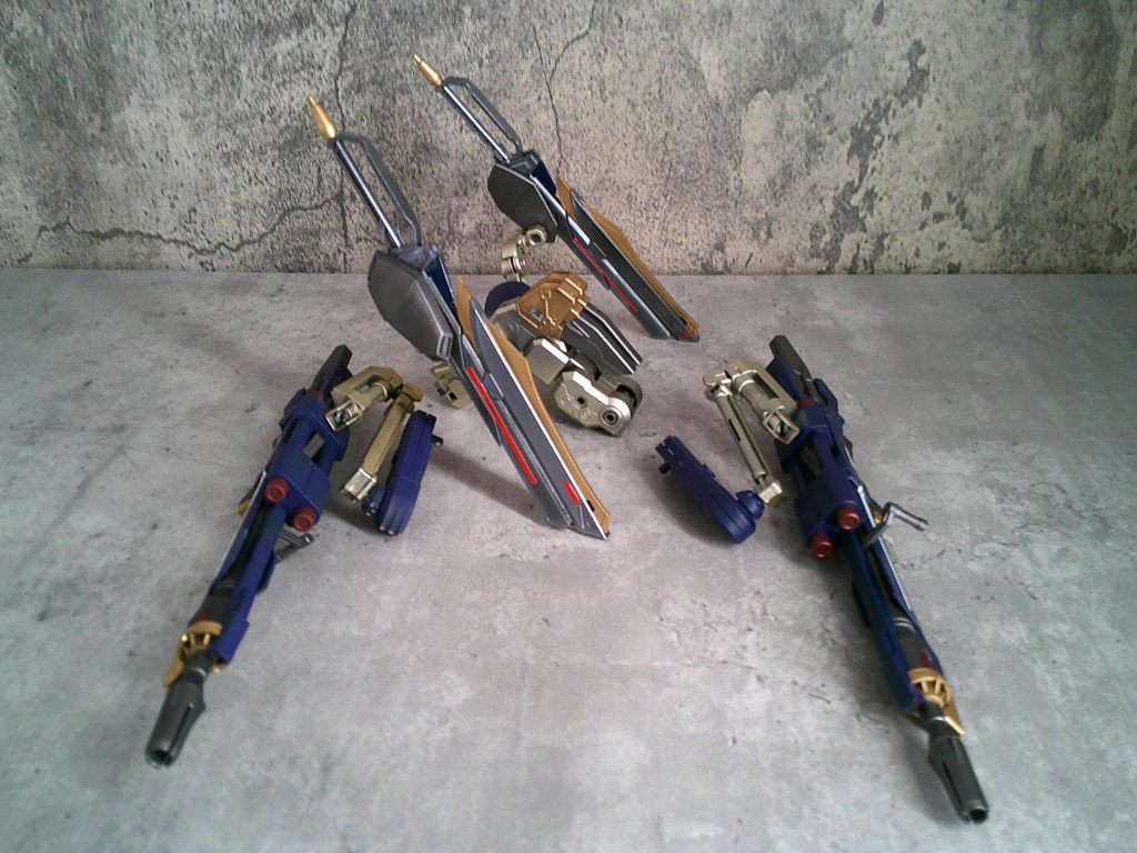 武装と基部流石にあの威力の遠距離武器をあの量ぶっ放したらハイパーデュートリオンエンジンでもエネルギー切れ起こすやろって事でアグにはバッテリー稼働。予備バッテリーも2つ取り付けてます。