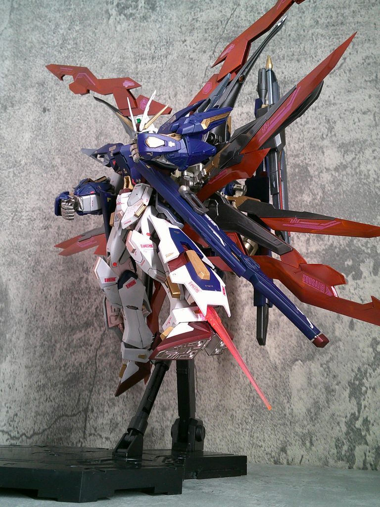 「先に馬鹿って言ったほうが馬鹿なんだーー！！」ビーム刃蹴りができるようにしています。飛び蹴り、前蹴り、空中戦では蹴りのリーチを伸ばせるかも。