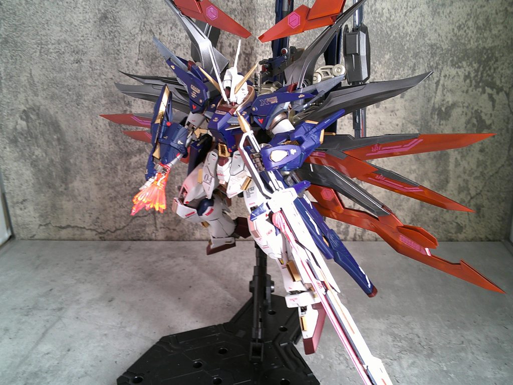 アロンダイト2本、パルマフィキオーナも使えます。背中にビームライフルをマウントできるようにしています。