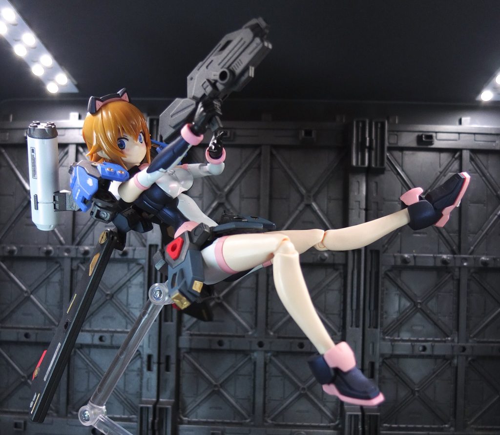 フェイスパーツは3種、髪型は2種あります。パーツの色分けについては細かく分かれているので塗装する方は楽だと思います、素組トップコートでも良さそう。太もも、ふくらはぎはモナカでは無く一体成型ですが、がっつりランナーとくっ付いている部分の処理が少しだけ面倒。髪型の造形はポニーテール部分だけでも3分割、そして鋭利な毛先が指に刺さる!