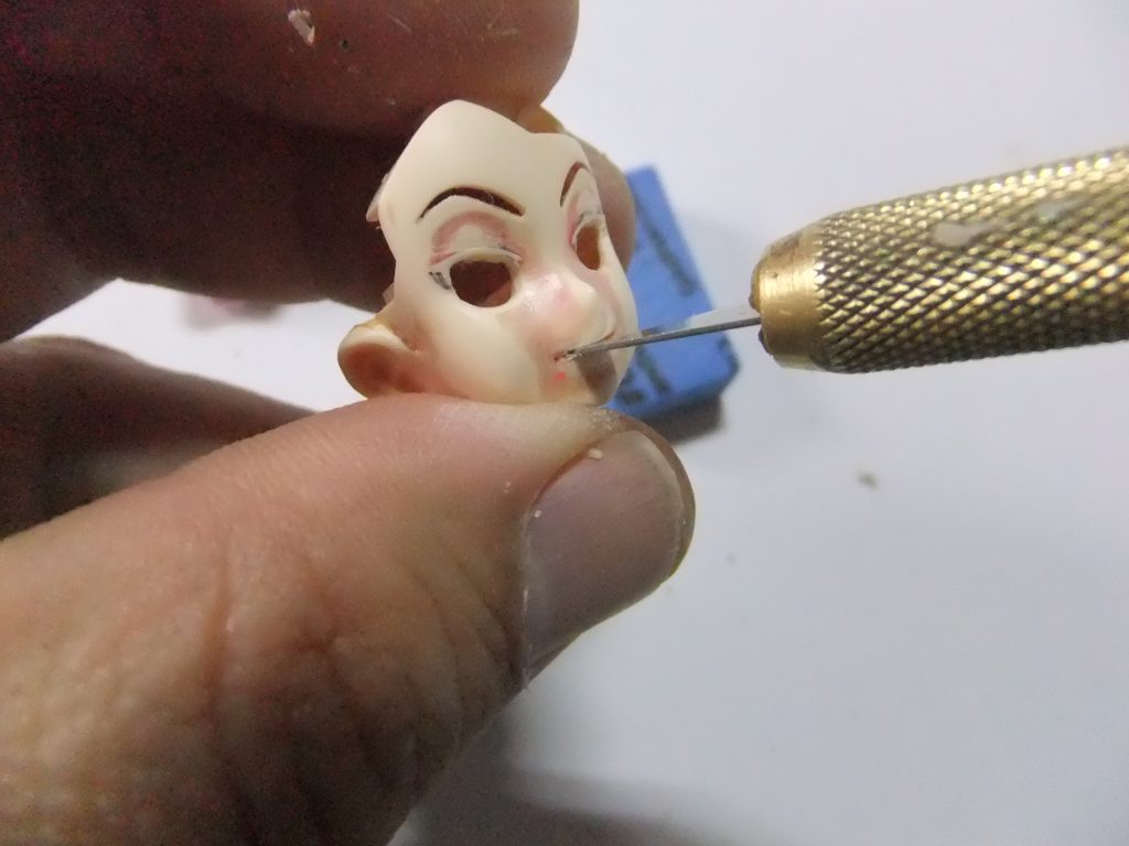 ギャン子フェイスを塗装を剥離、頭部のモールドを貼り直しを行います😁