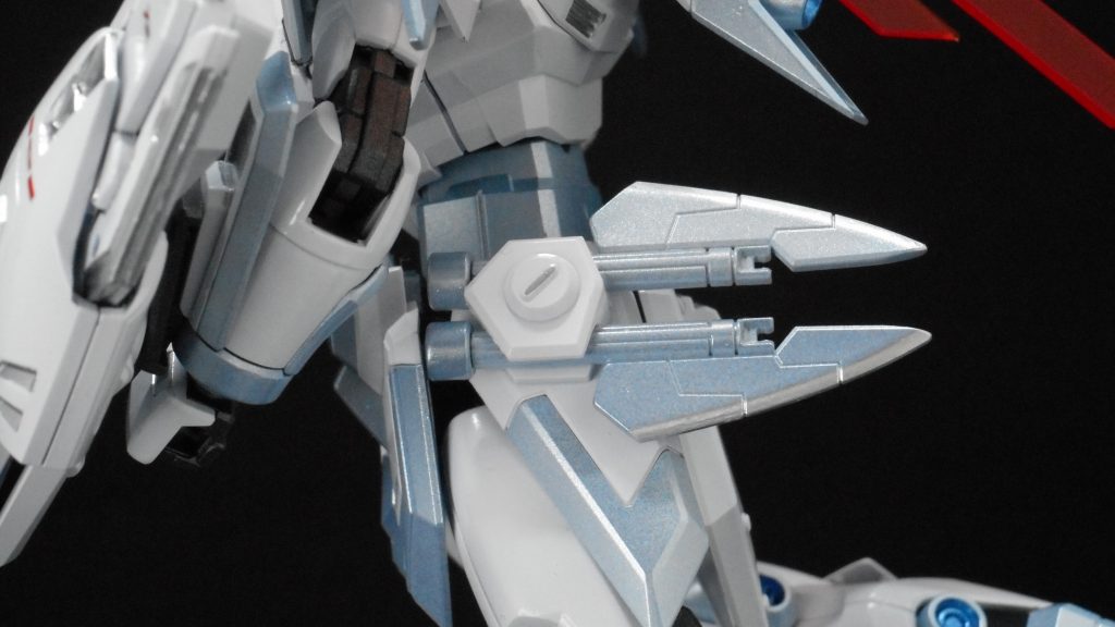 腰に装備できます、反対側のアックスも同様。