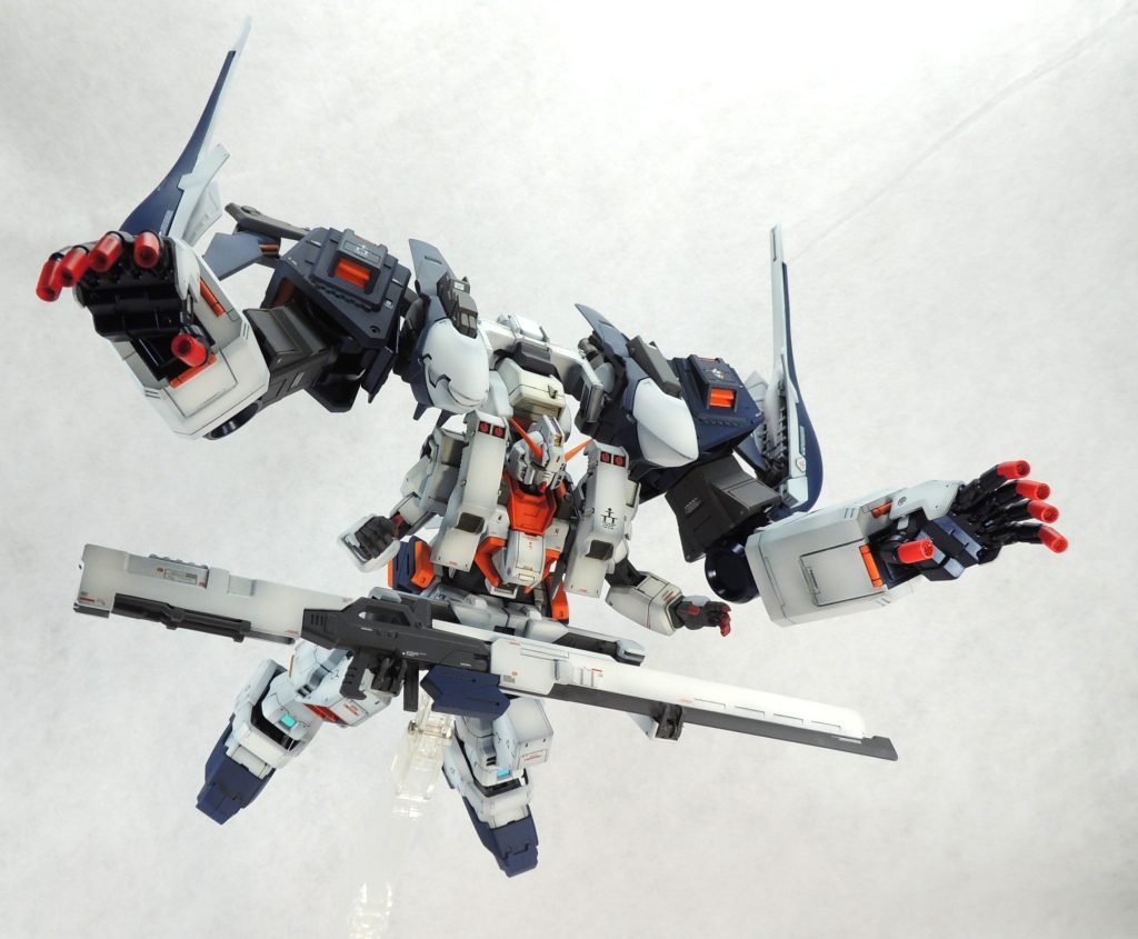 メカ感をアップさせるために、金属部品やホログラムシールを各所に使用しました。