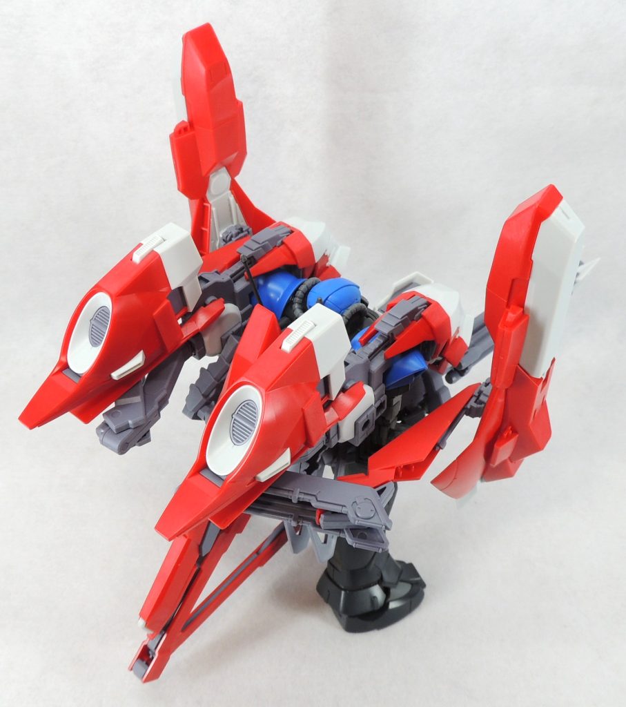 仮組時にアクア・ユニットが本体から離れすぎていると感じたため、取付アームの基部を逆にして、ボディ側との一体感を高めてみました。