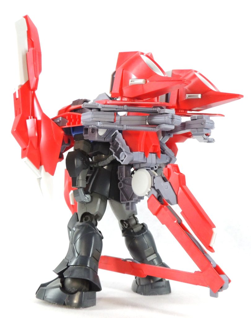 背面ユニットの自重に負けてМＳがのけぞってしまうため、胸部・腹部・腰部は真鍮線を通して位置を固定しました。