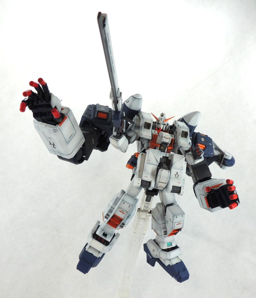 インパクトのあるデザインが目を惹いたためキットを購入しましたが、手元に資料が無かったため、ネットで調べながら製作を進めました。ユニットの組み換えで様々な形態が再現できるのが、A.О.Zシリーズの特徴であり、楽しみ方であると気付きました。