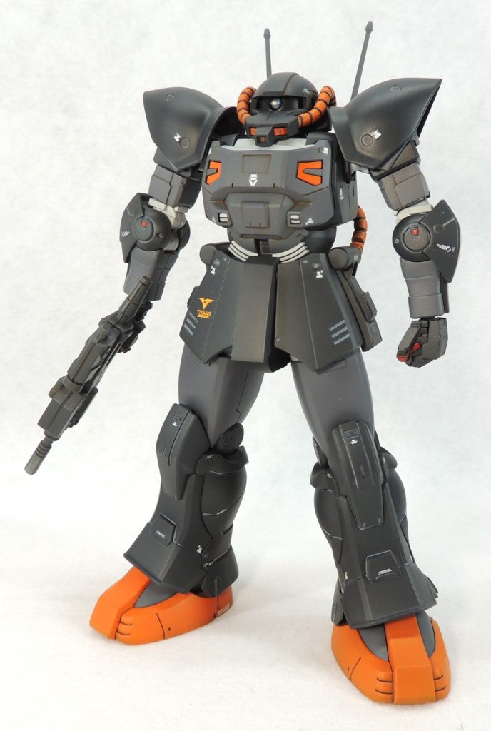 アクト・ザクは少改造で製作し、［アクト・ザク・ラーⅡ・アクア］の設定画を参考に塗装しました。モノアイはHIQPARTSのガラス製半球パーツに置き換えています。