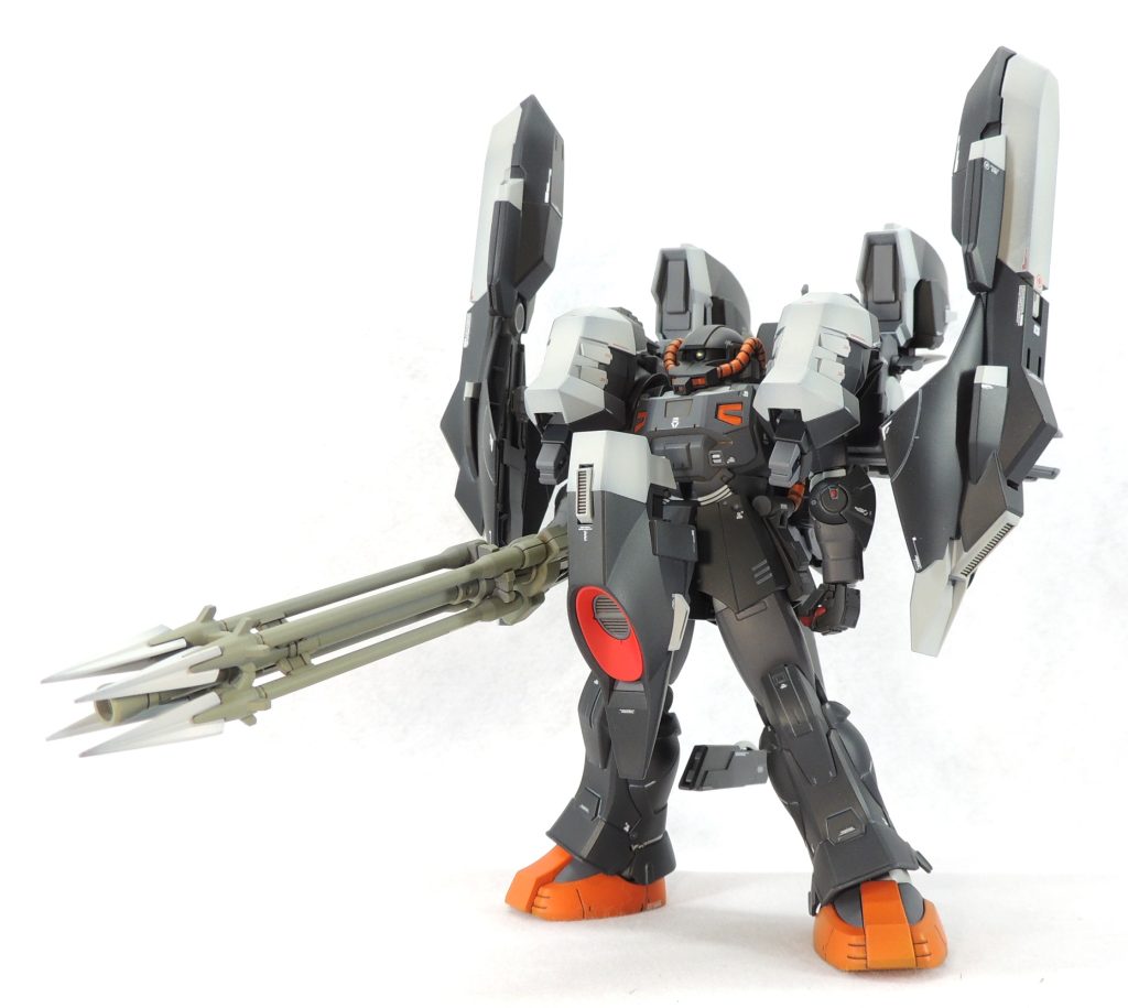 アクト・ザクとアクア・ハンブラビⅡは、腰部の3㎜Φ穴で接続し、ほぼ無改造で合体させることができました。