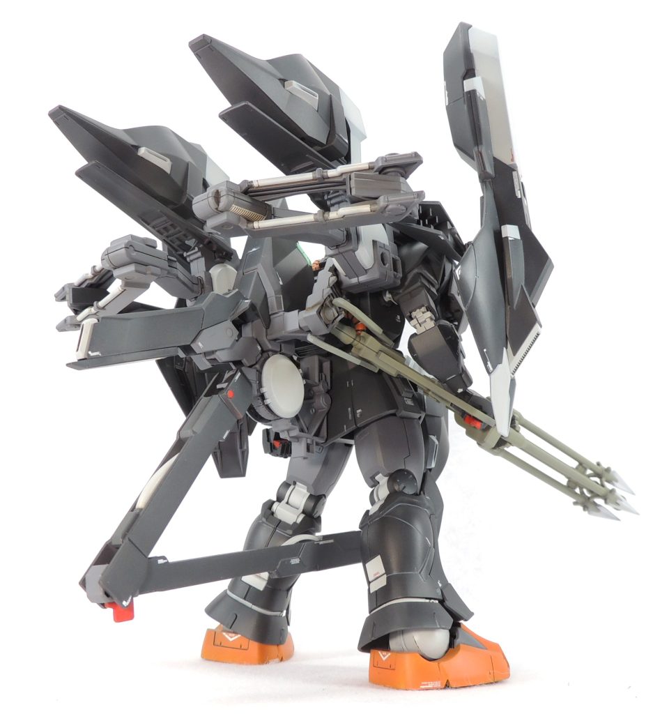 ボリューミーな背面のショット。絶妙なバランスでスタンド無しでも自立が可能です。