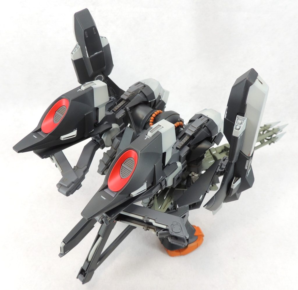 色数を減らすというコンサバティブな手法で、ミリタリー感を高めようと努力しました。