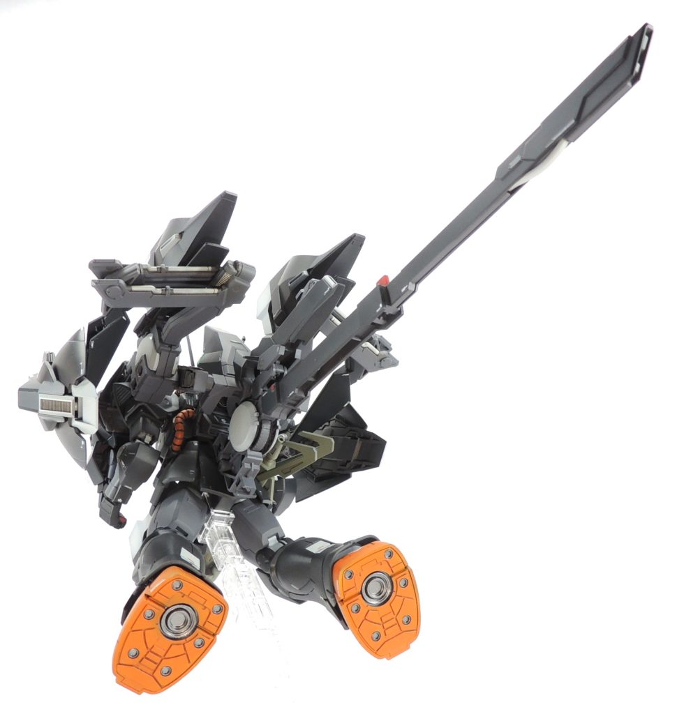 足裏は円形マスキングテープで丁寧に塗り分けました。スジ彫り等のディティール追加は控え目にしましたが、細かい塗り分けで精密感のアップを狙いました。