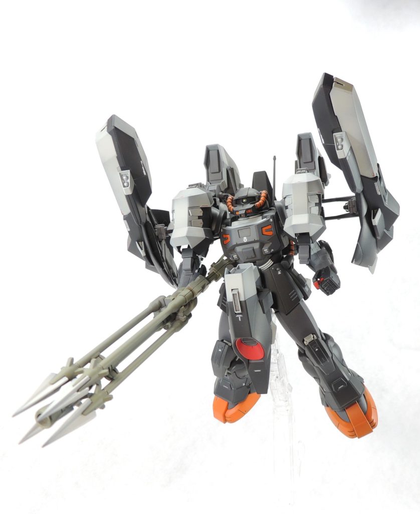 スタンドを使用して、浮遊感を演出したディスプレイ。背面から両肩にユニットが被さるため、両腕の可動範囲は大幅に制限されます。