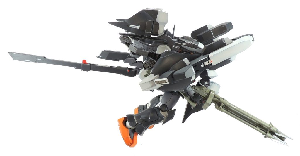 真横からのショット。テイルスタビライザーを伸ばし、水中仕様のフェダーインライフルを前方に構えると、30㎝以上の長さになります。