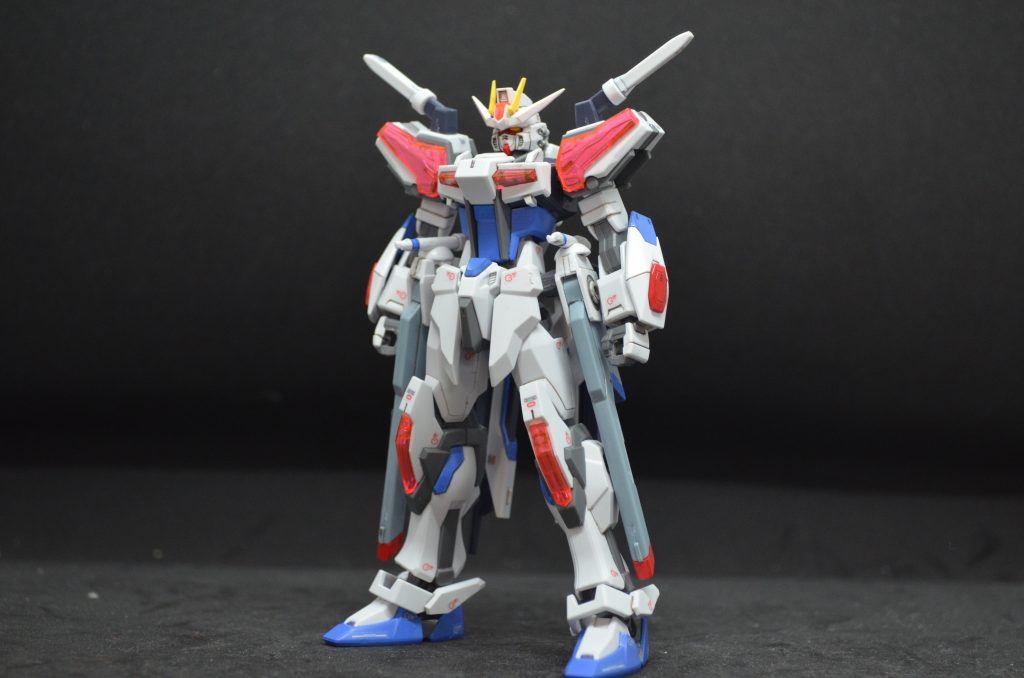 GAT-3105 Licht Strike GUNDAMリヒトストライクガンダムライジングフリーダム、イモータルジャスティスと同時期に建造された、ストライクガンダムの最新モデルであり、核エンジンとVPS装甲を搭載する。形式番号からは試作機である”X”が外され、4桁の数字はザフトのミレニアムシリーズを超える機体であることを願う「3000(スリーサウザンド)」と原型機の「105」が使われている。運用はCOMPASの支援開発チームによって行われ、弐式、SpeckⅡなどのコードを持つ機体の装備テストを行うことが主任務である。特にストライクフリーダム弐式の装備テストに重点が置かれており、機体構成も同一の装備が見て取れる。