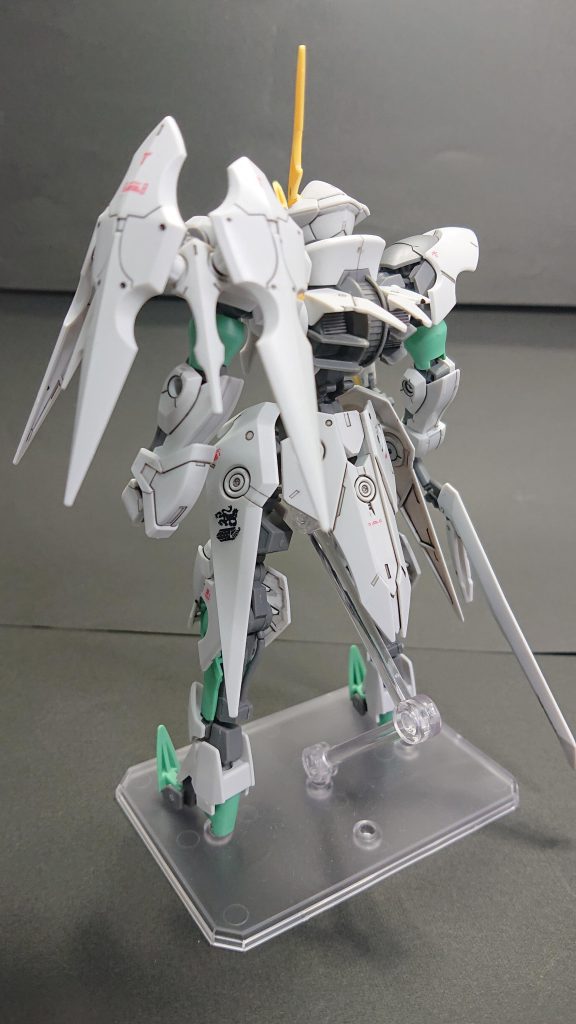 バックショットギャラルホルンのデカールがあったので肩と腰に貼付けました。