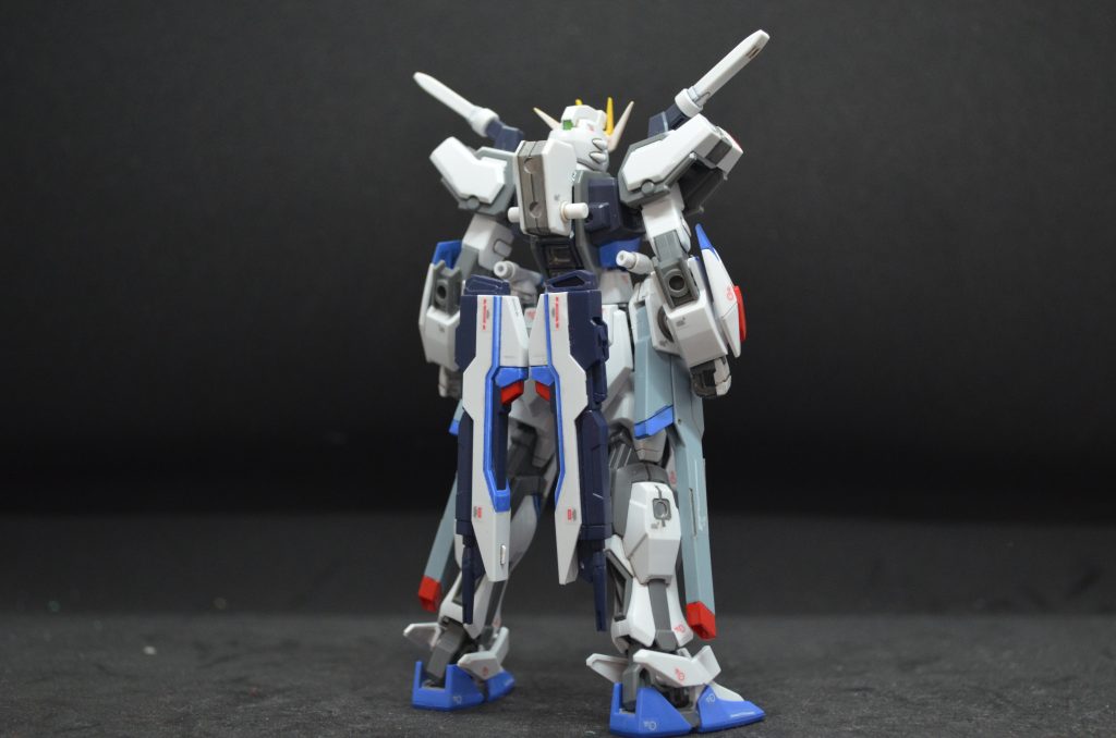 頭部バルカン砲は4門に増設され、二丁のビームライフル、両腰のクスフィアス3レール砲のほか、ビームサーベルは4本を基本装備としている。機体各部のクリスタル部分はフォビドゥンガンダムなどが装備していたゲシュマイディッヒパンツァーの最新モデルであり、ビームを歪曲させるだけでなく、豊富なミラージュコロイド粒子による対物理フィールドを発生させることができる。稼働時に発光することから、機体名にリヒト(光)がつけられている。当初はディスラプターも搭載、試験運用されていたものの、試験終了後は取り外されストライクフリーダム弐式へ移設されている。