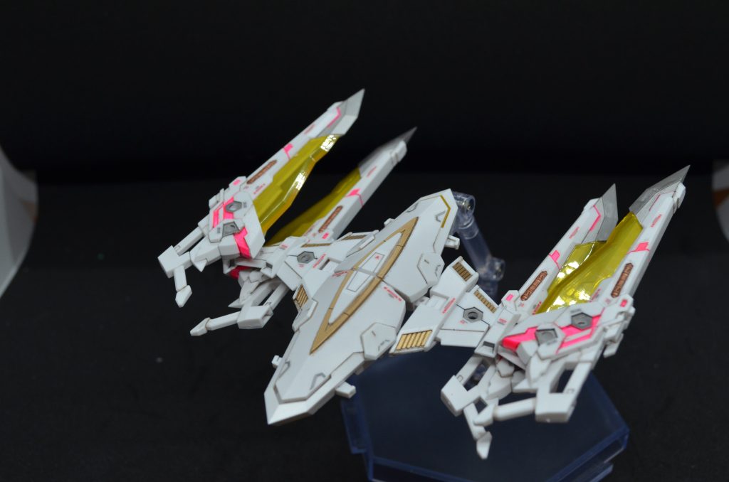 特筆すべき装備として、マイティ―ストライクフリーダムが運用するプラウドディフェンダーのコンセプトモデルがあり、ディフェンダーストライカーまたはプラウドディフェンダーMk-1と呼ばれる。この装備はその名の通りプラウドディフェンダーの試作1号機であり、当初はバッテリーで運用されていたが、あまりにも稼働時間が短すぎたことから、核エンジンの搭載を含めた度重なる改修を受け、最終的には実際にロールアウトしたモデルとほぼ同様の機能を備えるに至った。