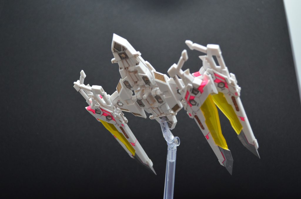 コトブキヤさんのエグゼニスウイング(白)を2キット使用し、それっぽい形状を出しています。