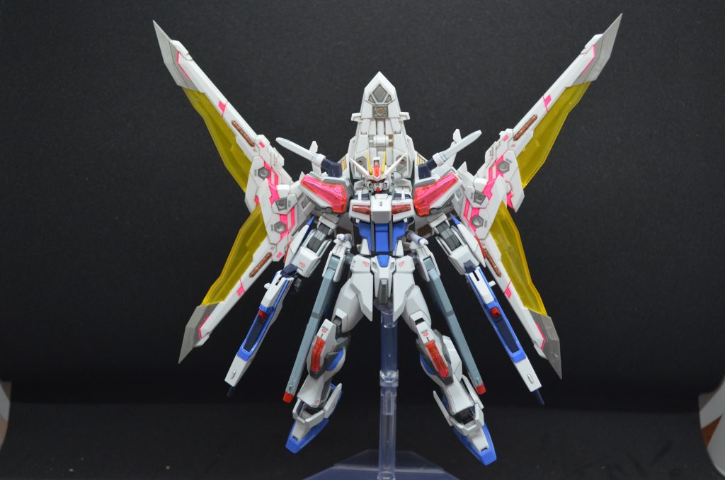 しかしながら機能は防御性能に大きく振られており、リヒトストライクガンダムの有するゲシュマイディッヒパンツァーと同調することで、ビーム、実体問わずほぼ鉄壁の防御フィールドを発生させる。攻撃は本体の武装の他、翼のように開くユニットが実体剣として運用できる。またこの部分はドラグーンユニットでもあり、無線誘導による高度な防御・斬撃に使用することが可能となっている。ファウンデーションとの最終決戦では完全に同調させたディフェンダーストライカーを装備し、同軍との戦闘に参加している。