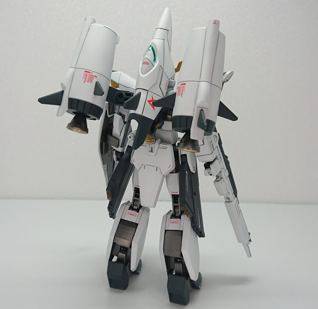 背面クリアランス調整したつもりなのに全然だめで機動兵装ポッドをマウントさせるアームの塗膜が引くほど剥げました、まぁ、写真撮ったら外すことはもう無いし良いでしょう。