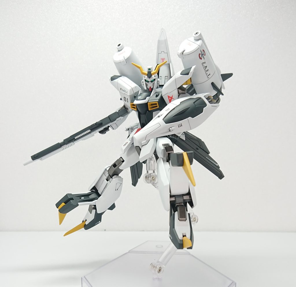 脚部クロー展開エフェクトパーツがないので表現できてませんが一応ビーム刃も発振できる設定です。