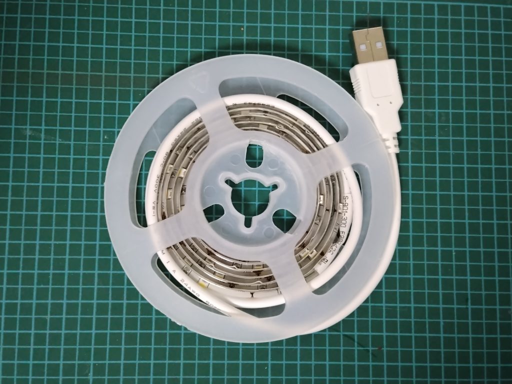 100均のLEDテープライト、電源供給はUSB