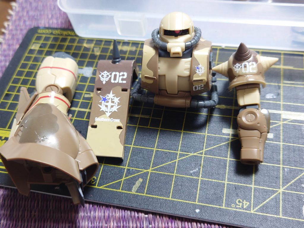 成形色に迷彩デカールつや消し吹いて、ウェザリングカラーでトーン落とせば、意外と分からないっす（笑）