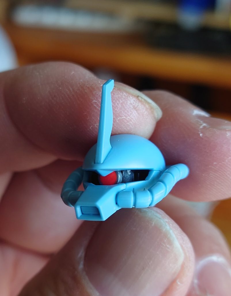 もう少し小さなモノアイをでも良かったのですがアニメでもまぁまぁ大きかったので４ミリ程のモノアイにしました!😄