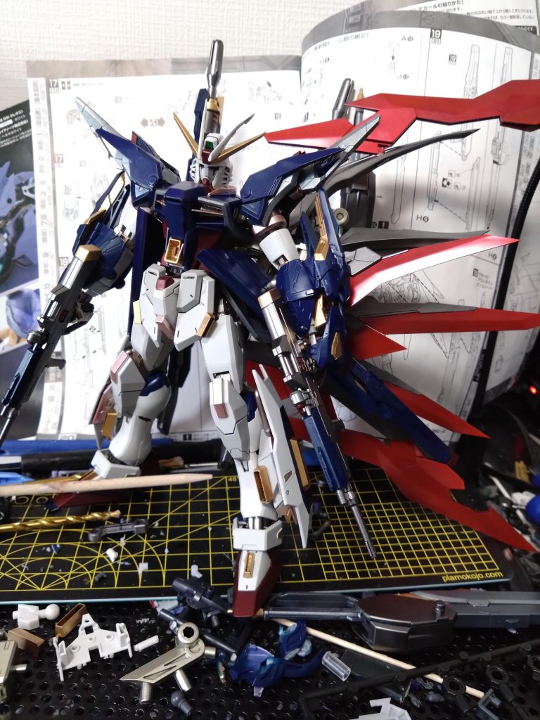 片翼の段階でもう地獄絵図、自立は諦めました（笑）重すぎてアクションベースを一つお釈迦にしました(^_^;)