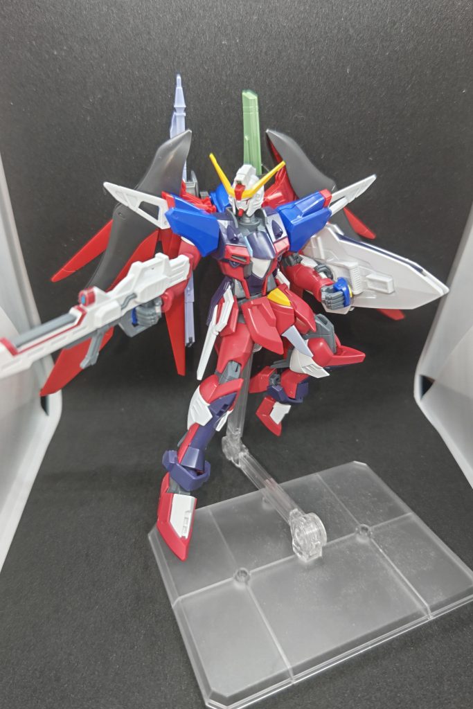 何番煎じかわかりませんが、イモータルジャスティスとデスティニーのミキシングです。プランEは実験機、ということで。デスティニーで出来ることを、イモータルジャスティスを素体として再現しつつ拡張も行った機体。結果としてイモータルジャスティスの固定武装分武器が増えた、みたいな感じです。特に塗装等は行わず素材そのままで作成しました。バックパック、頭部、肩、拳をHGCEデスティニーに変更しただけ。無加工で取り付けられます。特にいじってないので干渉も結構しますがそれはそれ。