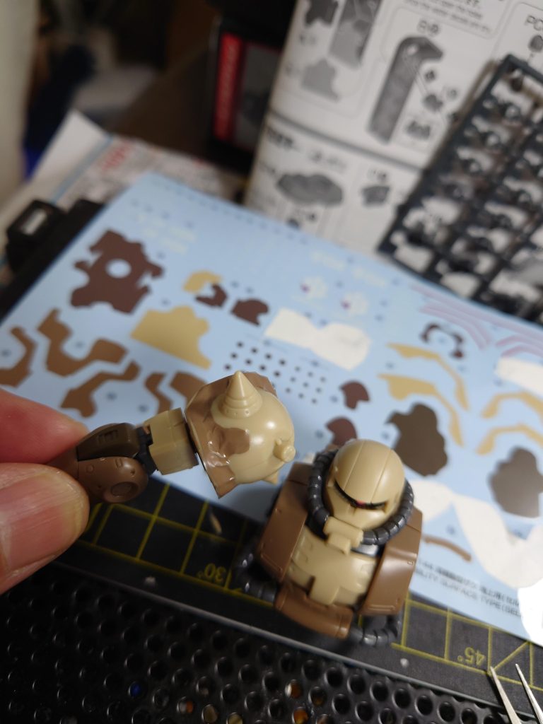 肩周りのデカールめっちゃ難しいです（汗）後で、ウェザリングカラーでごまかしちゃいます！