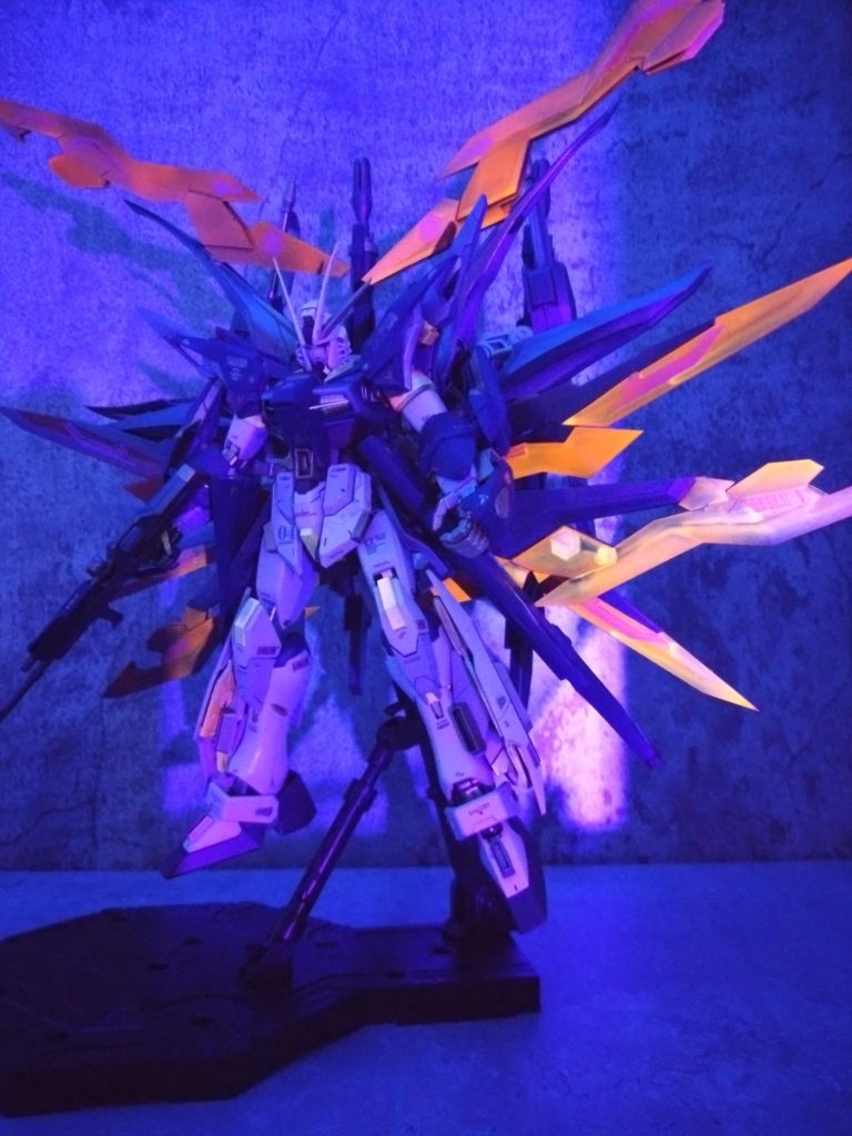 関節と羽は赤く光るようにしています。