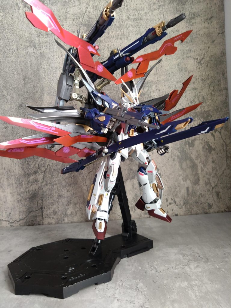 「ハイマットフルバーストはフリーダムだけだと思うなーー！！」背中にはアグニを二本、両腰にデスティニーのM2000GXを取り付け腹ビームビームライフルの型6門でハイマットフルバーストをできるようにしてます。