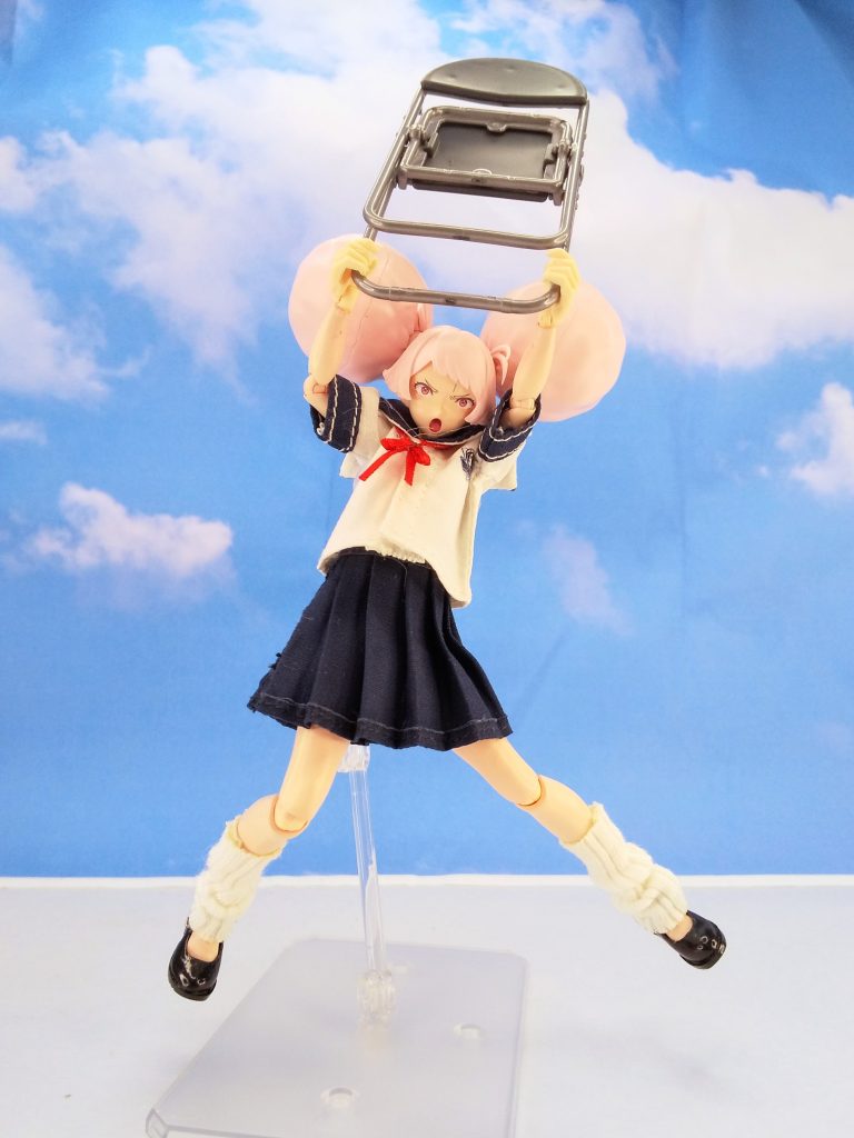 そうそう、付属の目デカールですが、左右の目の間隔を気持ち広めに取る方がチュチュっぽくなります。説明書の裏の図を参考にして貼ると、やや寄り目気味になり「誰やねんお前」感が凄いw 意外と顔のパーツ構成は大人っぽいんですよね彼女。