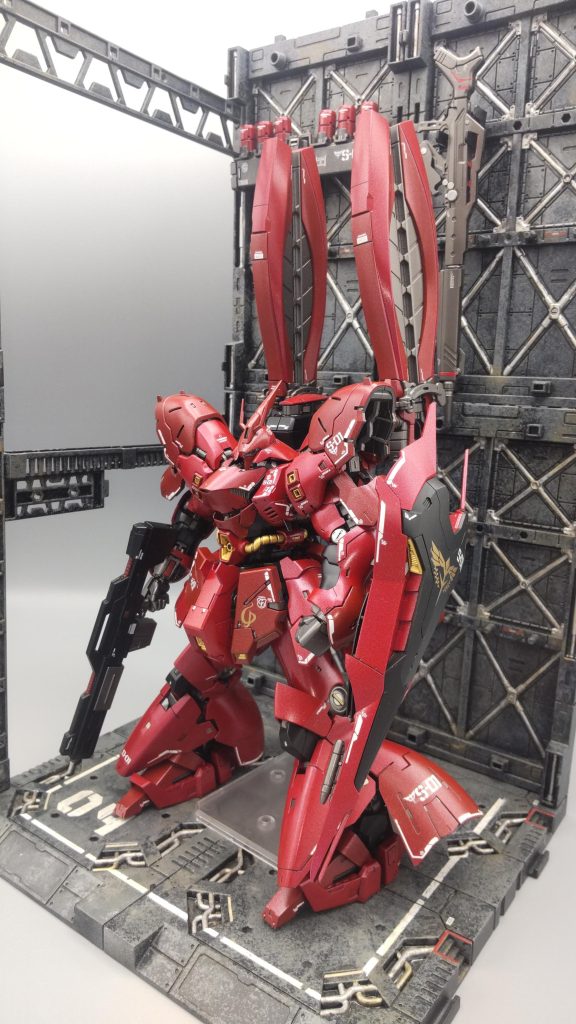 ディスプレイベースに配置、余分な装備は背面に。