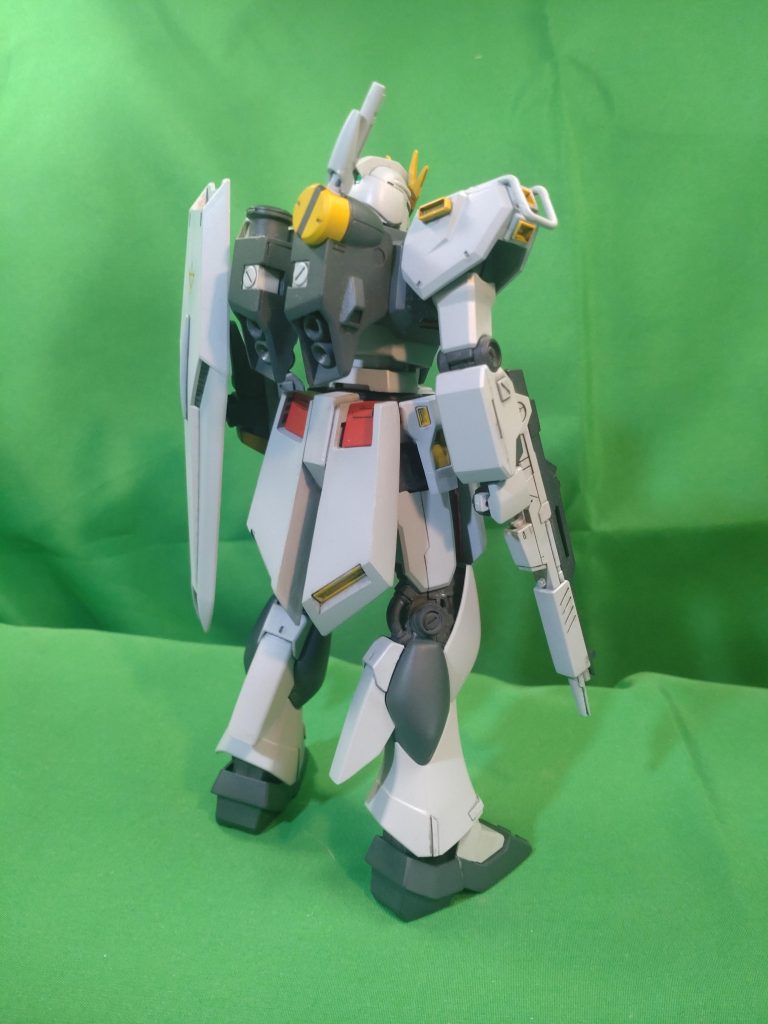 脚部は、障害物対策が施されてます。ビームライフルは、ショートバレルにしてます。