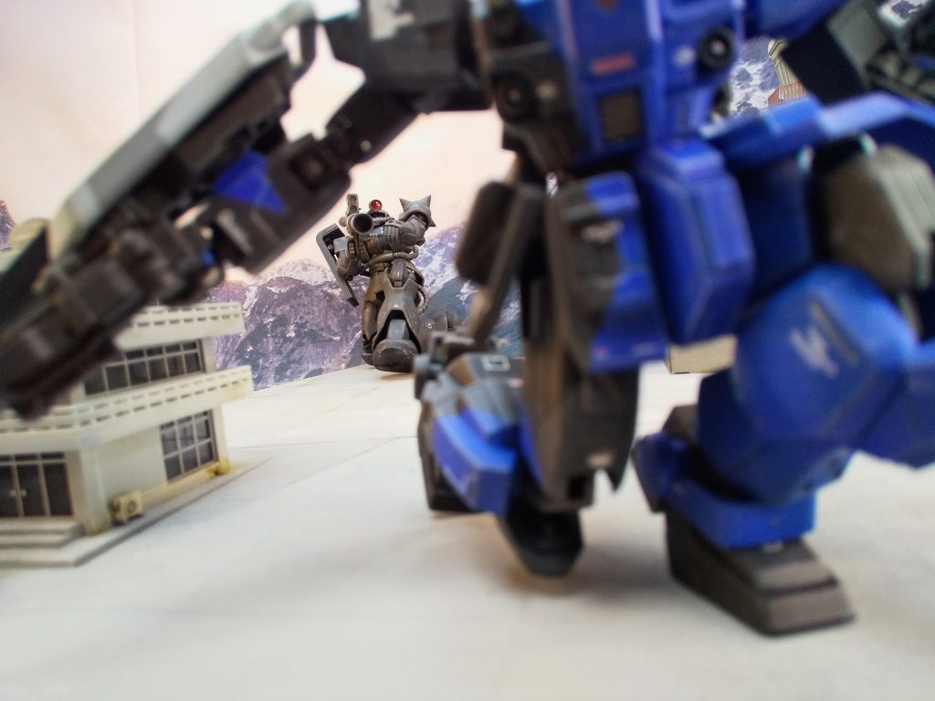 ブルーの着地を狙ってバズーカを構えるザク。「化け物め…!もらった!」