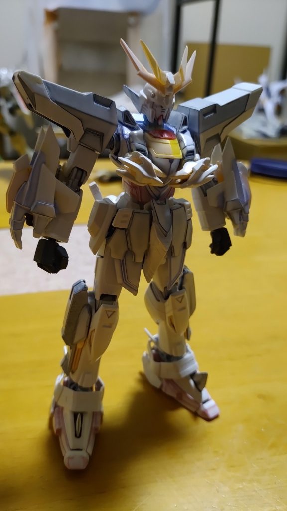 初めてサフ吹きました。ここでサイドスカートと胴体の隙間が気になって詰めたんですが結果脚の可動域が減る事に気付くべきでした。ゴッドガンダムらしさを消さないよう努めたつもりですがどうでしょうか?中々思い通りには作れず写真撮るのも上手くできませんが頑張って完成させました!最後までご覧いただきありがとうございました!!