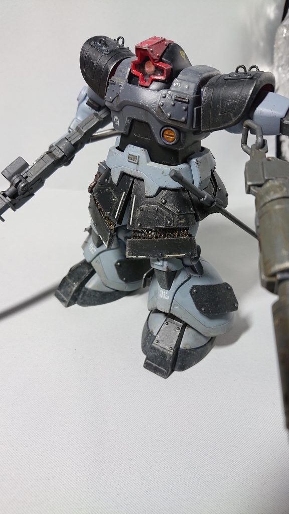 本来背中に取り付けるヒート剣ですが、バーニア熱が武器に干渉するのって……と思い位置を腰に変更。地面にぶつかりそうなので1/4ほど切断しました。また携行中はヒートしていなので非ヒート色に。パッと見しばき棒ですね。