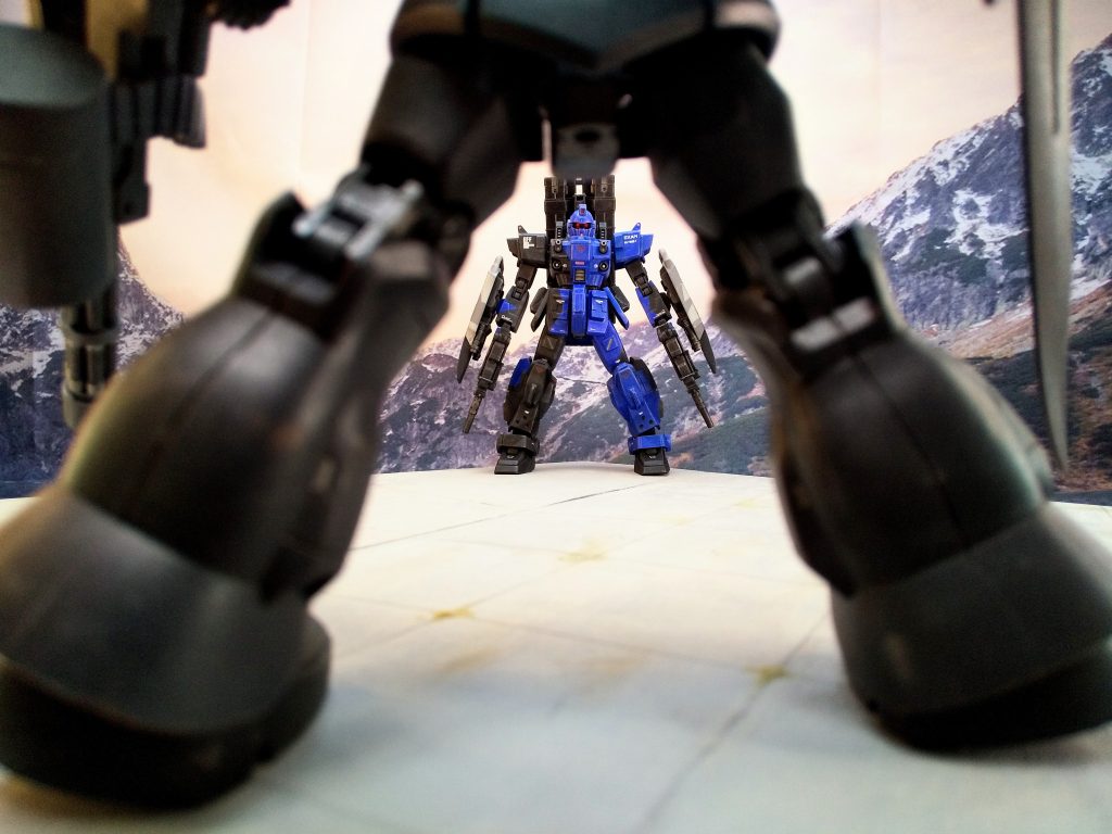 ふと気配を感じて振り向いた。黒い影。空気が張り詰める。纏う雰囲気に隙が無い。…出来る。狙撃してきたのも…おそらく。