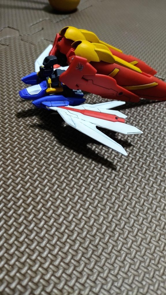 マスターウイングの小羽根の方は切り出して可動化してます。一応コアランダー形態にもなれますが本体に接続するとすぐ落ちちゃうので瞬間で留めました。これで見納めです。