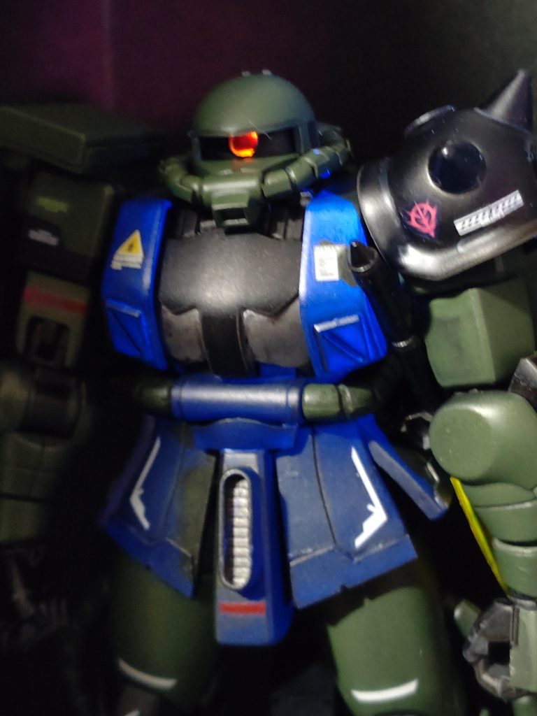 ちょっと胴体に蛍光塗料混入したかな…